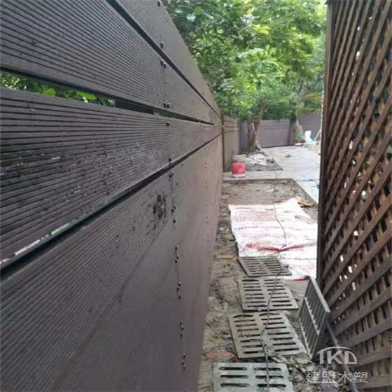 塑木地板和塑木类景观回收利用率大，可使用在各种场合